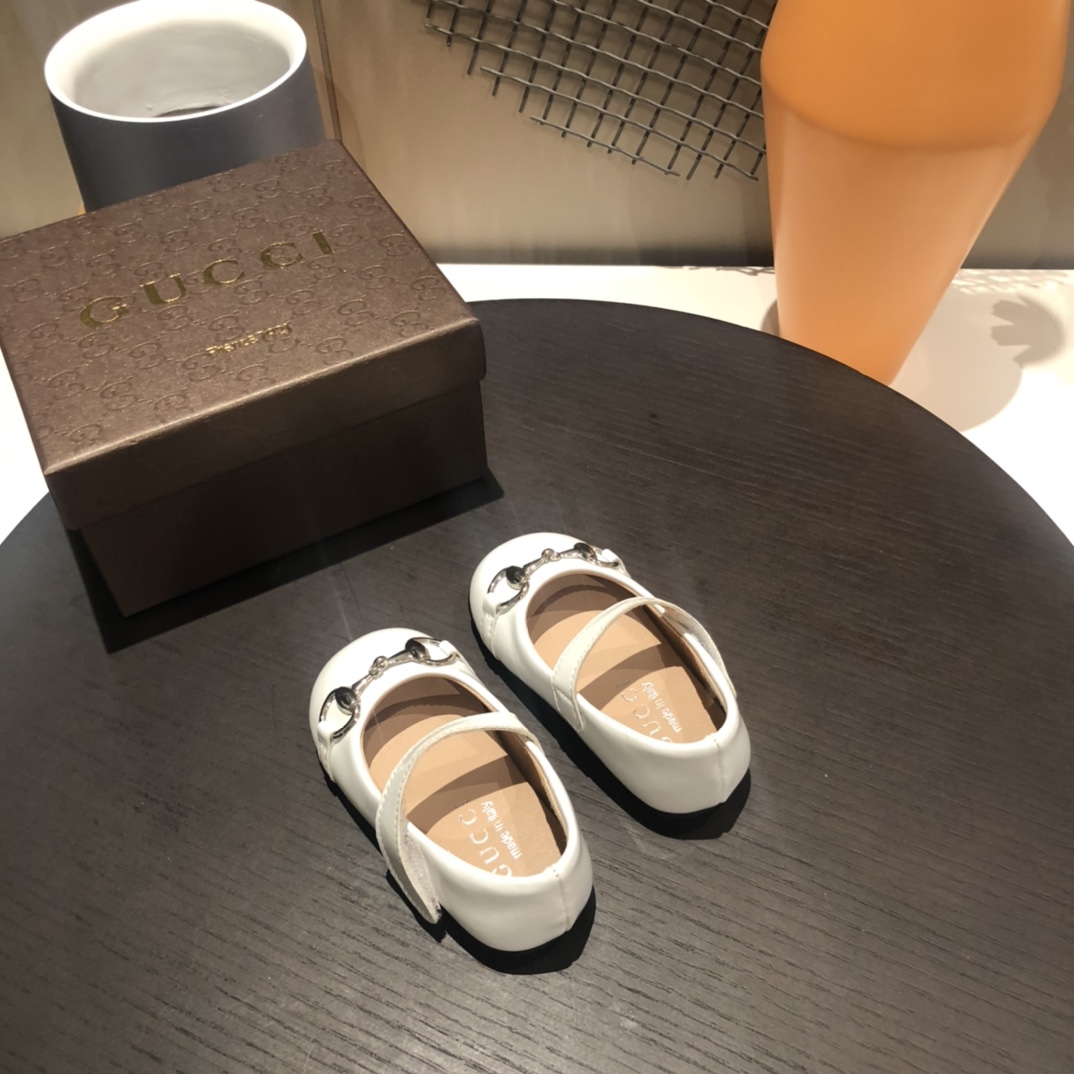 Children's shoes child